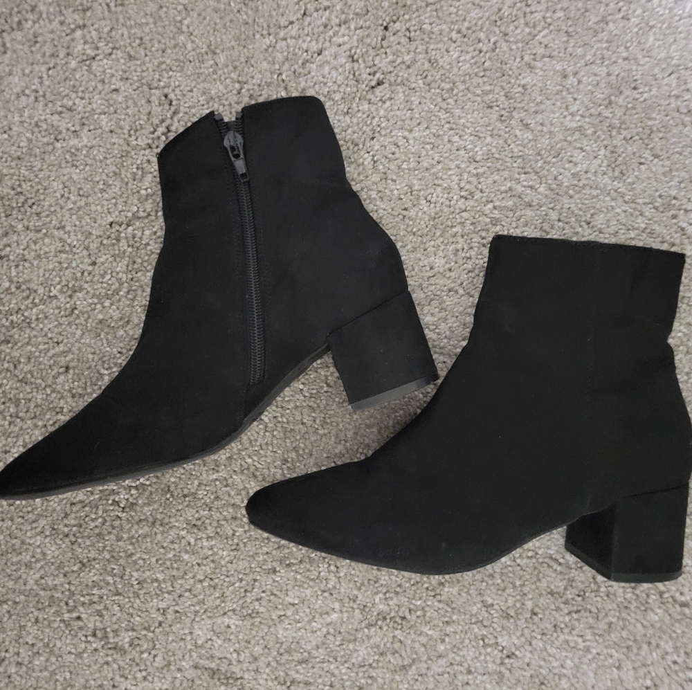 Plain black heel boots